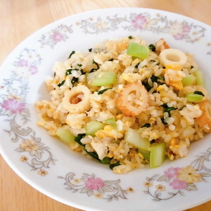 チンゲン菜とちくわと卵の炒飯